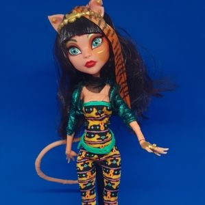 Monster high dolls lot